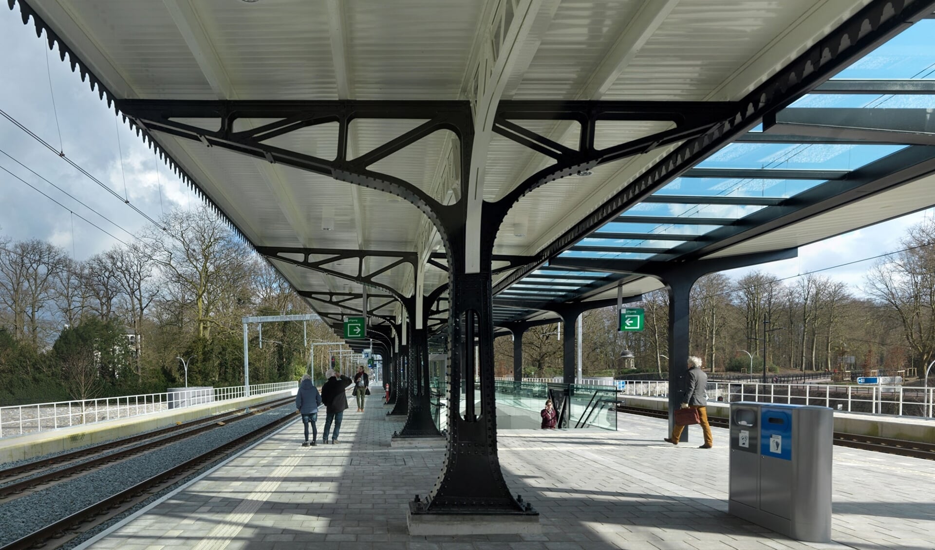 Station Driebergen-Zeist is met medewerking van Smederij Oldenhave vernieuwd. Daarbij is de monumentale perronkap uit 1900 behouden. Foto: Michel Kievits