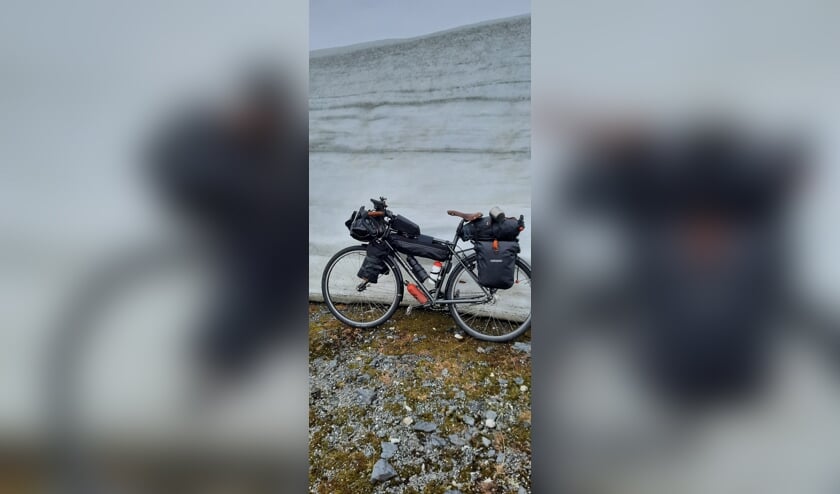 De reisfiets van Everhardt tegen sneeuwwand. Eigen foto