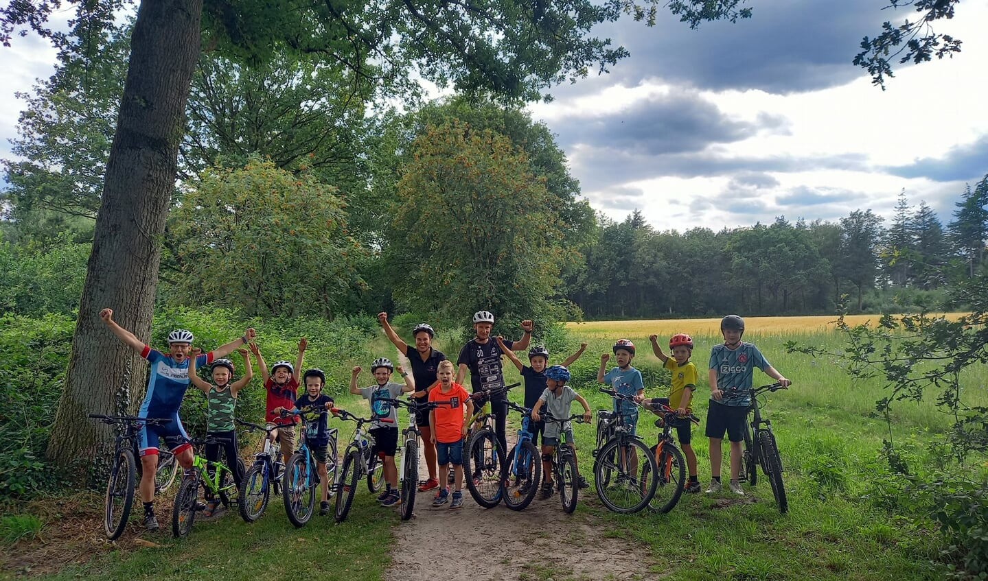 Dankzij het initiatief van de gemeente Bronckhorst konden vijftien enthousiaste kinderen kennismaken met het ATB-fietsen. Foto: Jan Hendriksen