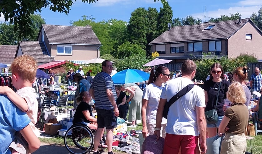 Een geslaagde rommelmarkt op de Vriezenkamp. Foto: Waltraud Wensink