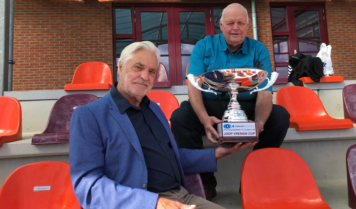 Gerard Greven (links) en Jaap Aarnoudse met de Joop Vreman Cup, genoemd naar de oud-voorzitter van FC Zutphen, die zondagmiddag 21 augustus klaarstaat voor de winnaar van het zesde Salland Electronics U13 Tournament. Foto: Eric Klop