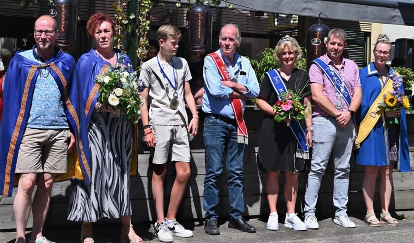Vaandelhulde bij Grand Café de Egelantier voor alle koningen en koninginnen van Hengelo 2022. Foto: Toon Roelofsen
