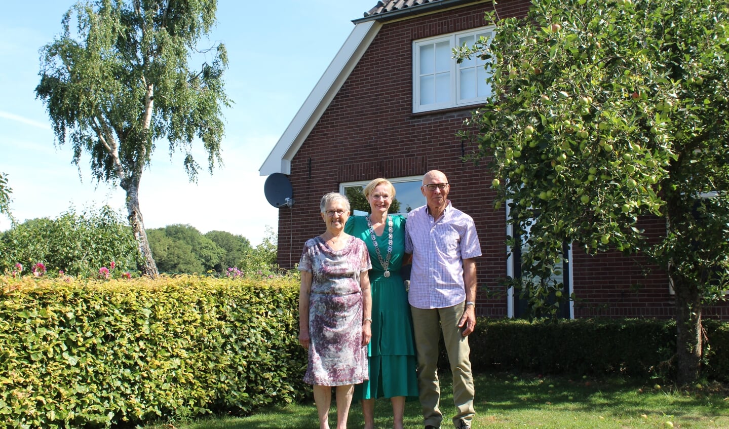 Dirk en Truus Nusselder met burgemeester Besselink die vanwege hun 60-jarig huwelijk een bezoek bracht aan het echtpaar. Foto: Marian Nusselder