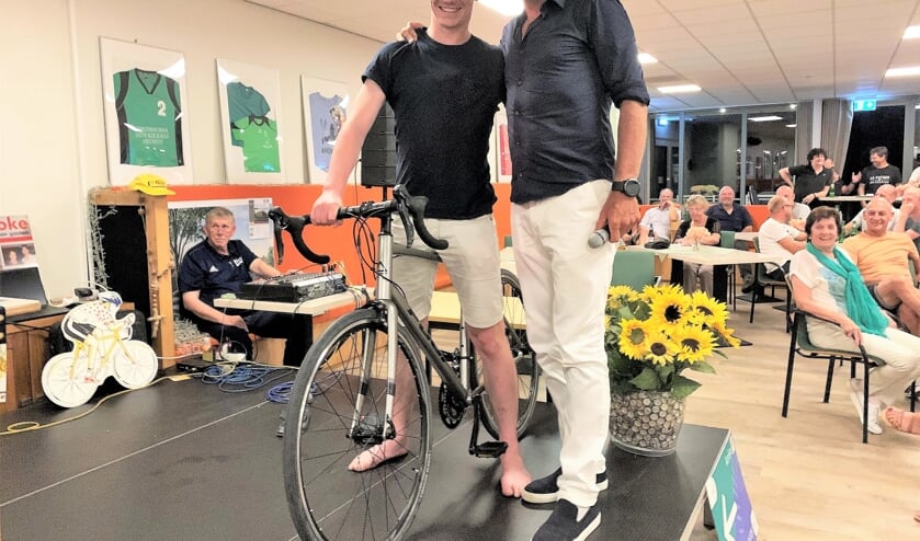 Harm Bokkers uit Mariënvelde wint de hoofdprijs van de loterij: een racefiets. Foto: Theo Huijskes