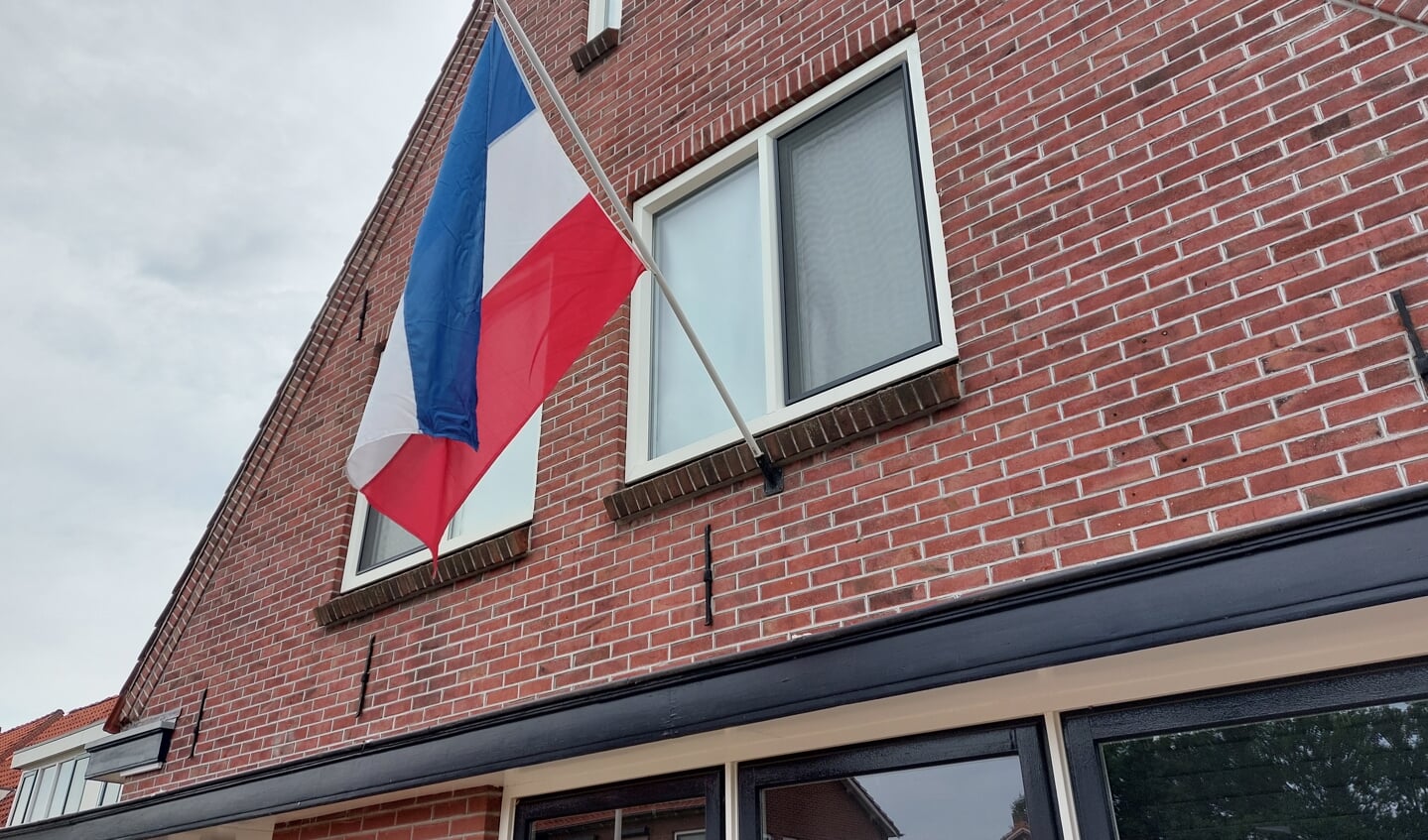 De omgekeerde vlaggen zijn nagenoeg uit het straatbeeld verdwenen, alleen op een enkele woning wappert deze nog. Foto: Han van de Laar