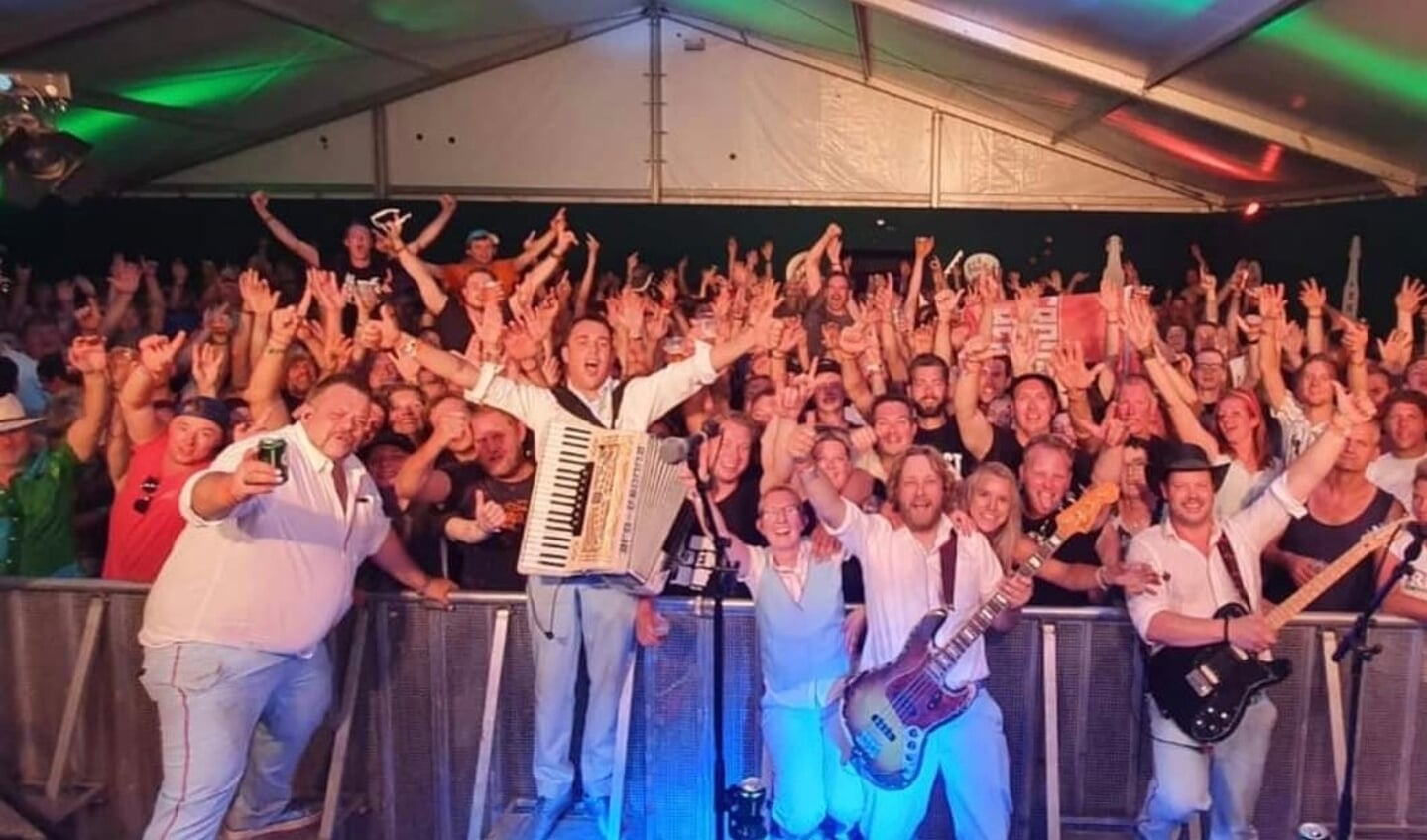 Een selfie met een groep stamgasten in Café De Schans