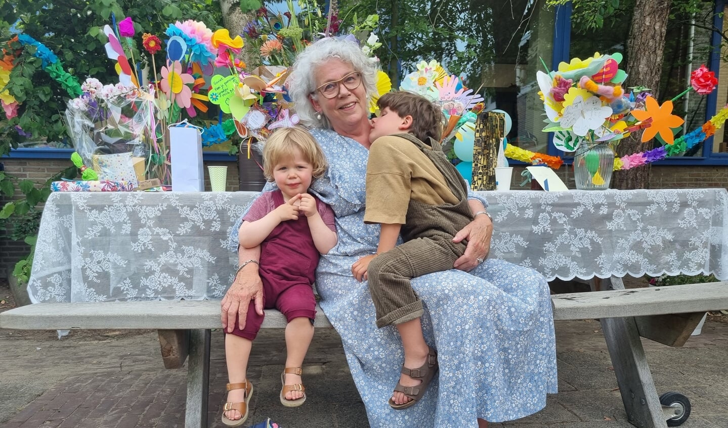 Joke Rebel nam donderdag met een receptie op het schoolplein afscheid. Haar kleinkinderen waren ook aanwezig. Foto: Sander Damen