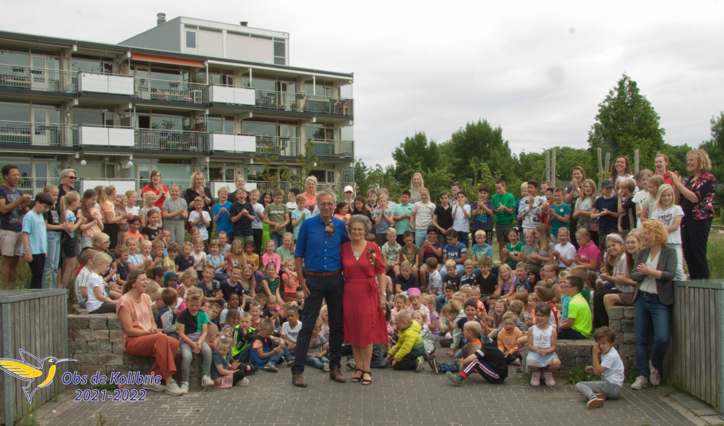 Juf Thea en haar man met de kinderen en leerkrachten van de Kolibrie. Foto: Fer van Beurden