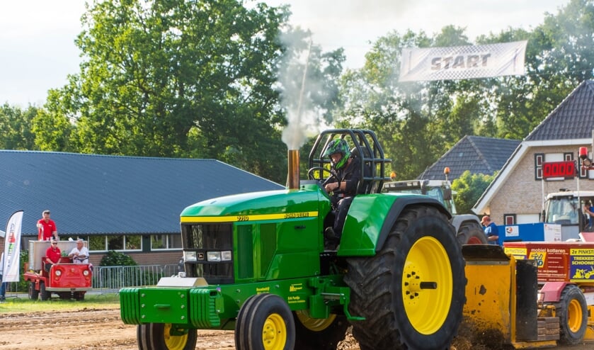 Dennis Meddeler uit Noordijk in aktie met de John Deere in de 4,5 ton sport klasse. Foto: Keshia Fotografie & Vormgeving.