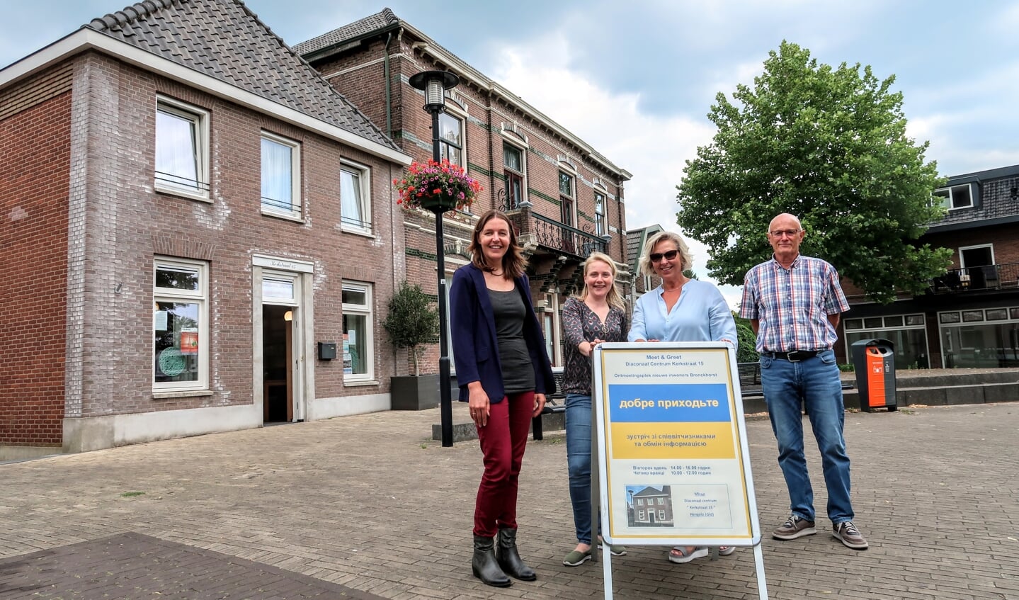 Kirsten Remerie (gemeente Bronckhorst), dominee Rineke van den Berg en vrijwilligers Albina Hansen en Eddy Harmsen (v.l.n.r.) bij het steunpunt voor Oekraïners aan de Kerkstraat 15 in Hengelo. Foto: Luuk Stam