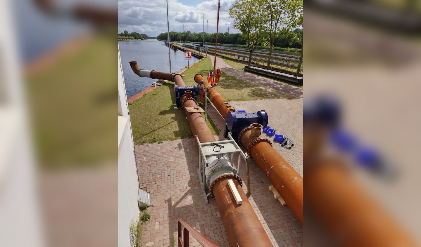 Door de extreem lage waterstand op de IJssel is besloten om (tijdelijk) extra pompen te plaatsen bij gemaal Eefde. Foto: Waterschap Rijn en IJssel