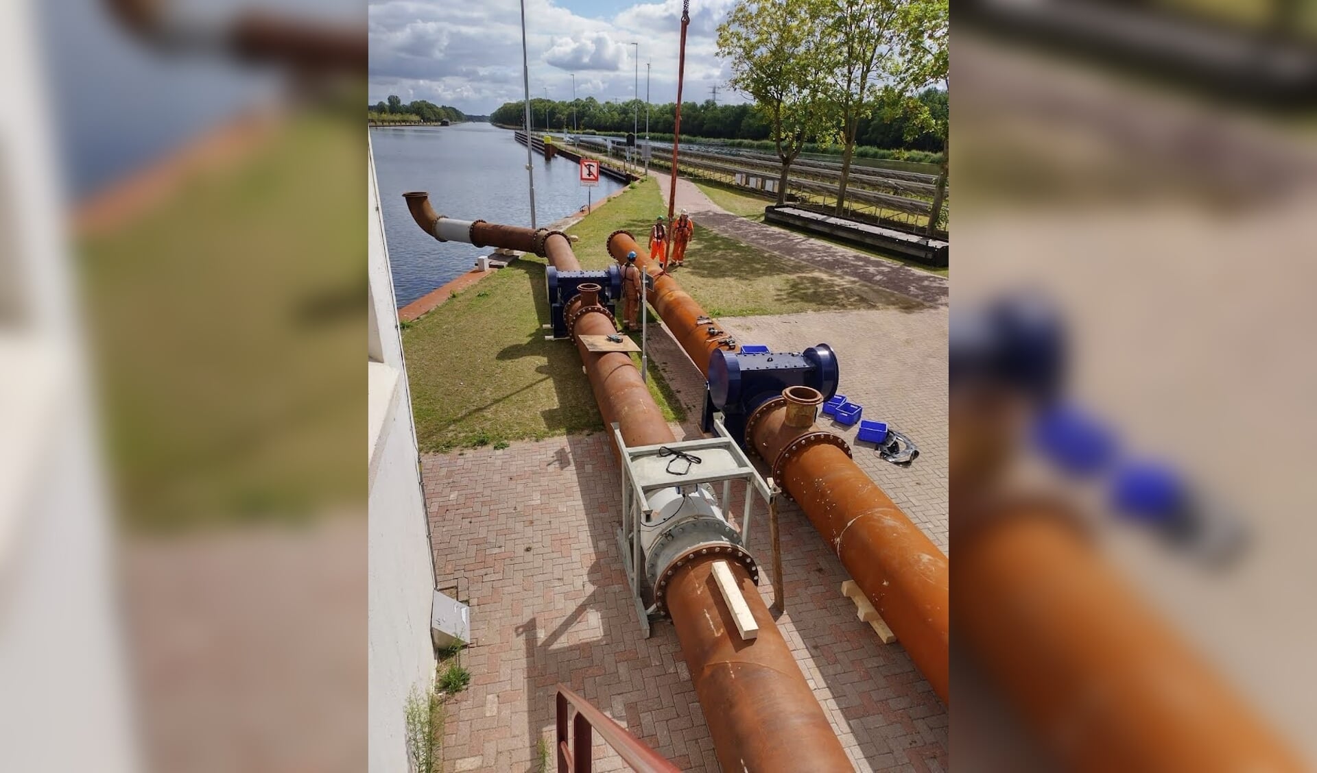 Door de extreem lage waterstand op de IJssel is besloten om (tijdelijk) extra pompen te plaatsen bij gemaal Eefde. Foto: Waterschap Rijn en IJssel