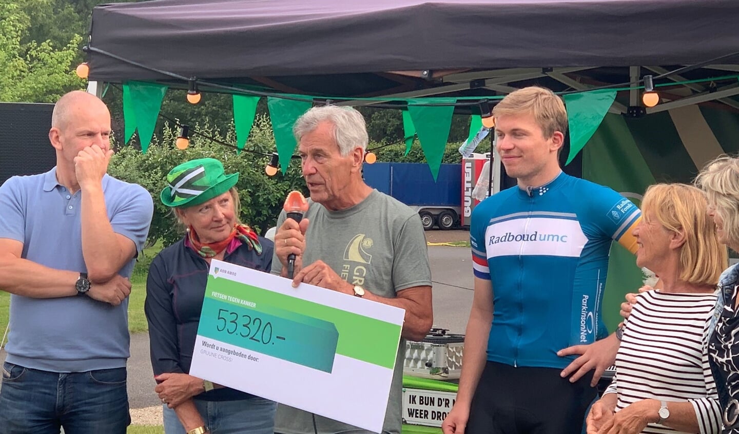 Henk Wubbels overhandigt cheque aan afgevaardigden van Inloophuis Oude IJssel, Stichting Vrienden van Sravana en Daan Geijs. Foto: PR