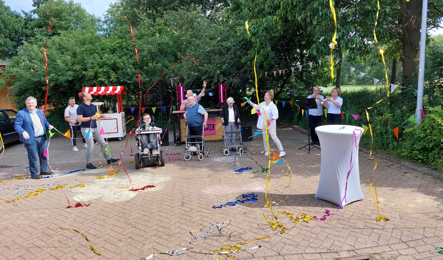 Confetti bij de opening van de activiteitendag. Foto: Karin Stronks