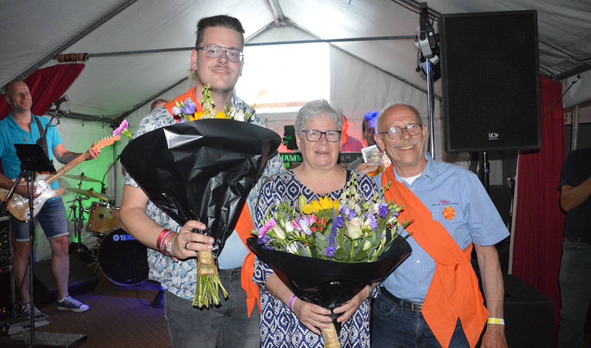 De nieuwe schutterskoning en -keizer van buurtschap 't Medler: Chris ten Have (l) en Johan Kamperman (r) met zijn vrouw Gerda. Foto: PR