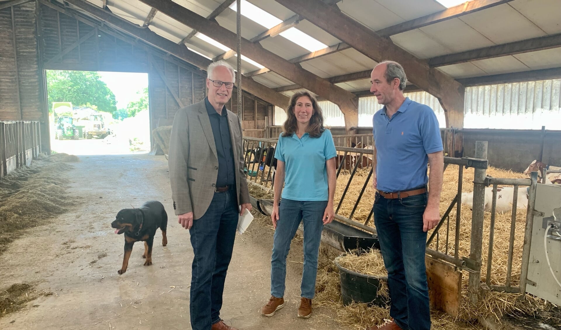 René Westra, VVD Provinciale Staten, met Vivienne en Jasper Huetink, eigenaren/melkveehouders van boerderij De Halve Welle. Foto: VVD Bronckhorst