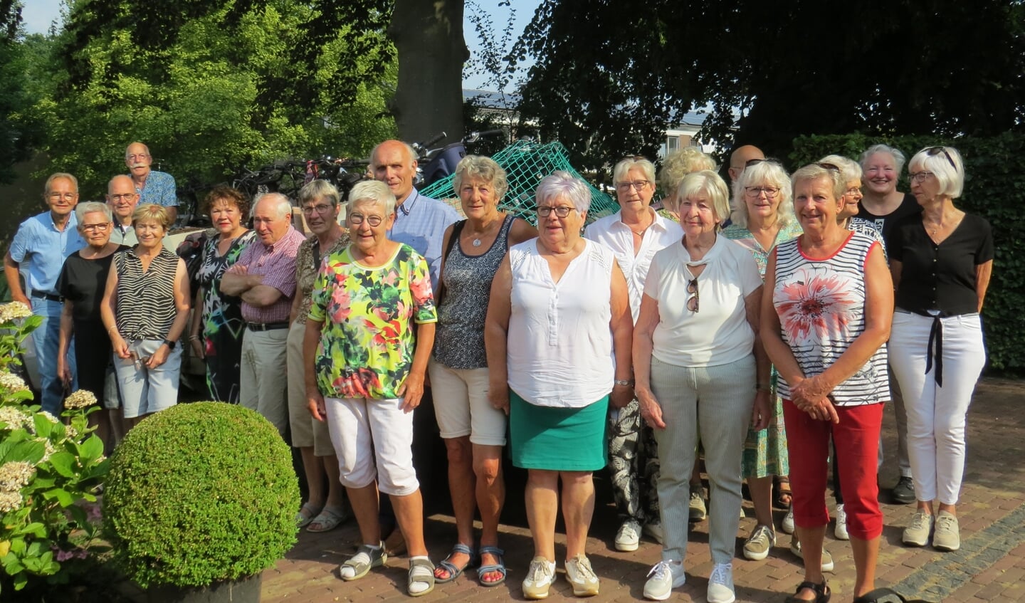 Leden van KBO Keijenborg genoten van een fietsvakantie in West-Friesland. Vier deelnemers ontbreken op de foto van Fons Stapelbroek