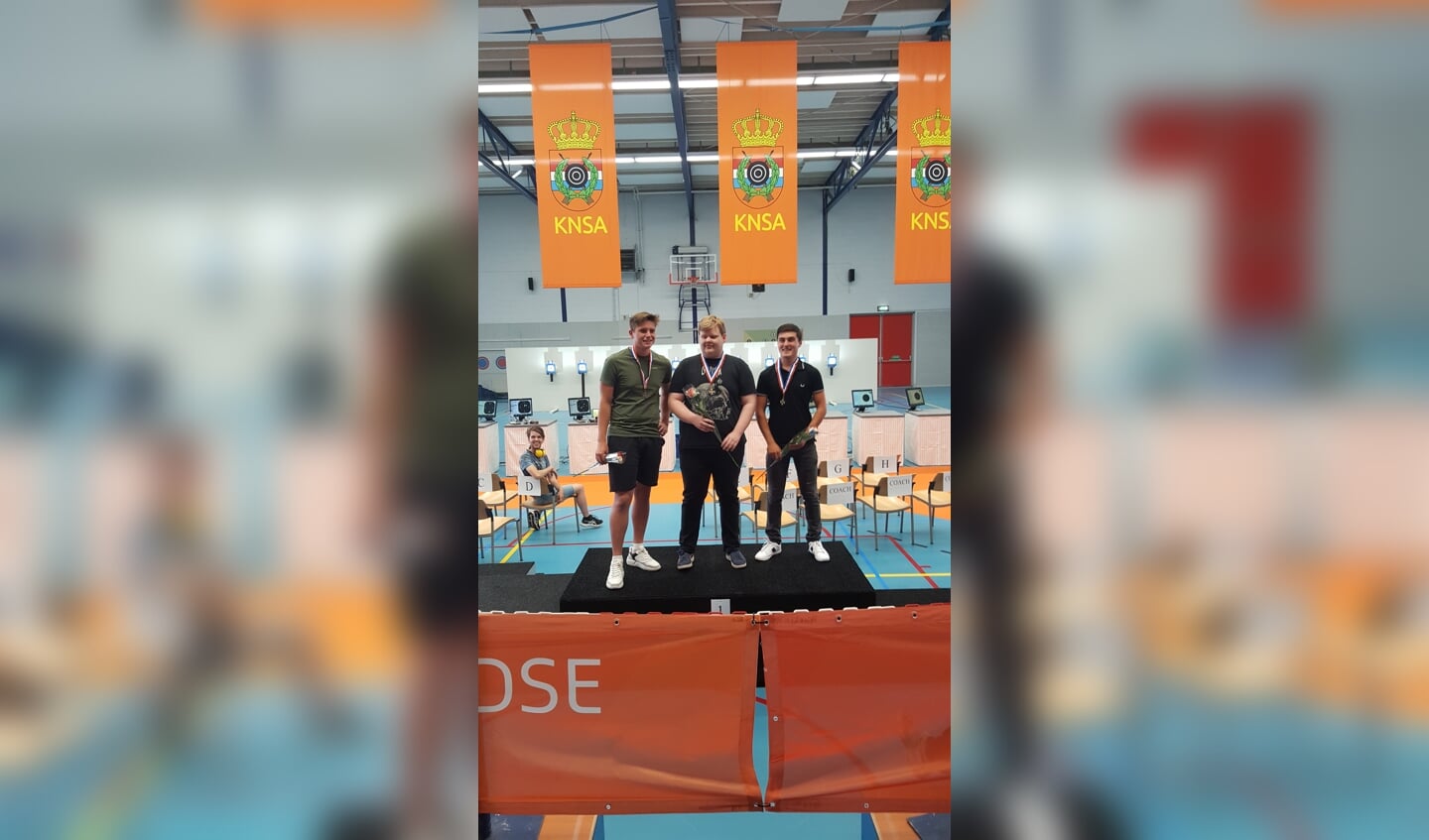 Het winnende podium van het NK luchtpistool junioren met (v.l.n.r.) Jerry Jonk (tweede) Yannick Siebelink (eerste) en Fabian Gunst (derde). Foto: Wilco Siebelink
