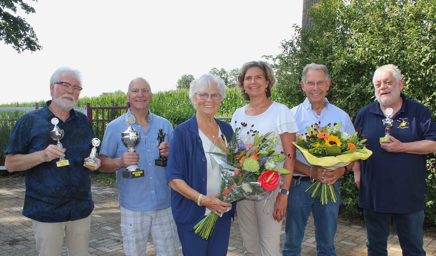Henk Kinnaer, Jos Polfliet, Riet Holtslag en schoondochter Karin, Henk Nijland en Henk Reijntjes. Foto: Marlous Velthausz