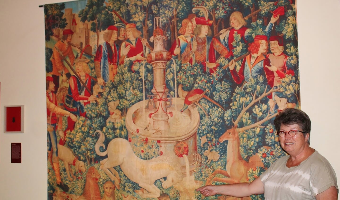 Adri van den Dikkenberg bij het gobelin met de Eenhoorn dat te bewonderen is in het Raethuys. Foto: Marlous Velthausz