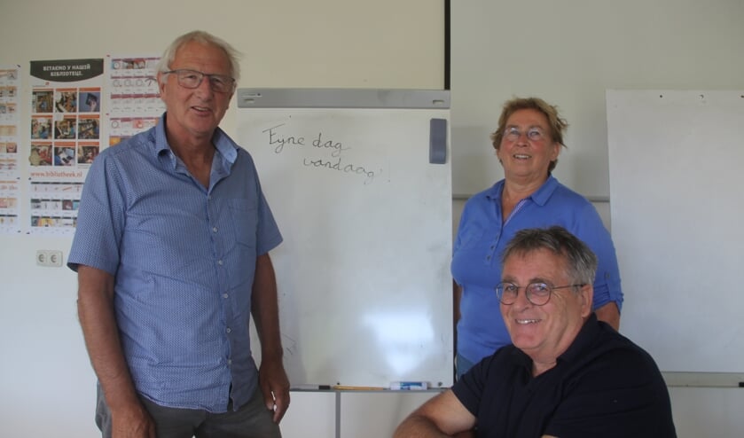 Jan Knuivers, Vlok van Harten en Harrie Garritsen (vlnr.) in het klaslokaal waar de zomerschool wordt gehouden. 