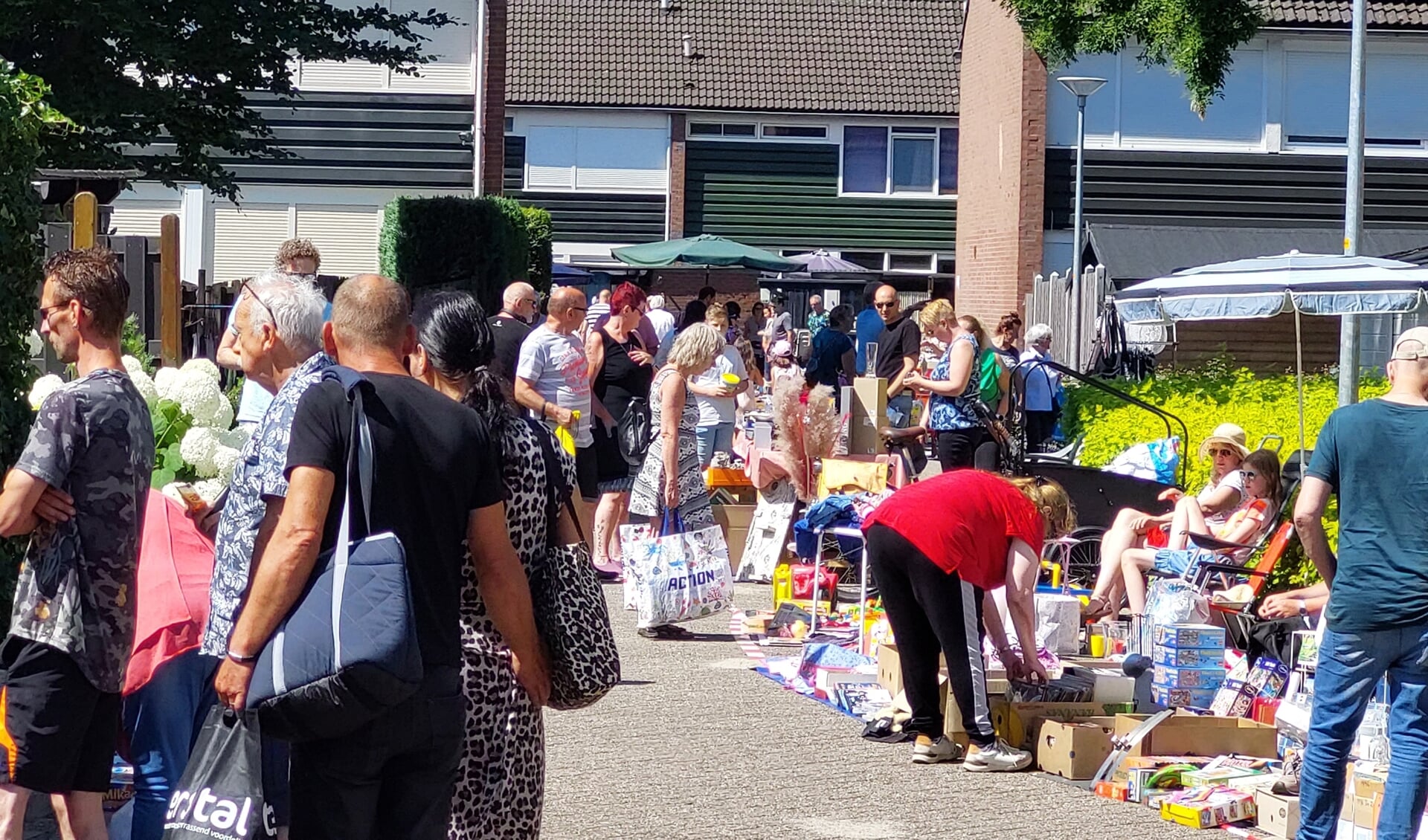 Een geslaagde rommelmarkt op de Vriezenkamp. Foto: Waltraud Wensink