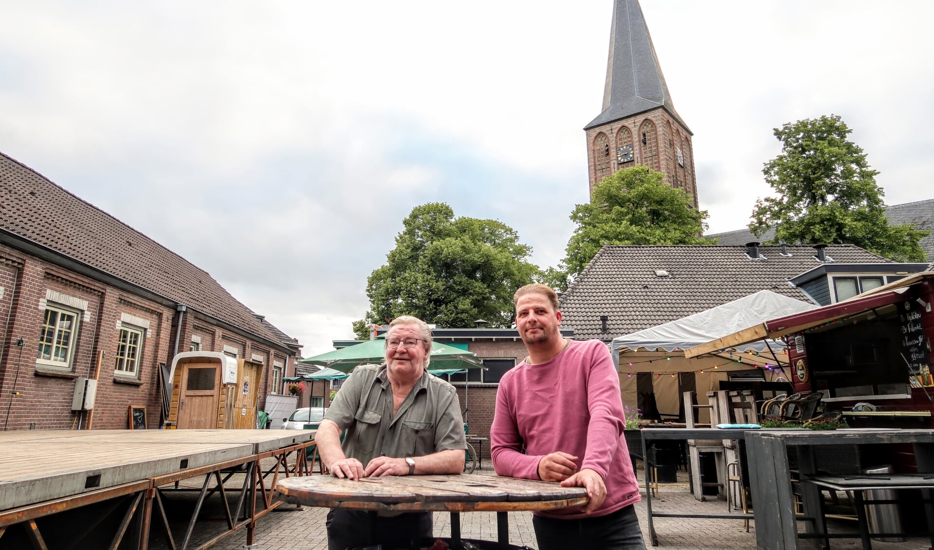 Harry Waenink (links) organiseerde tijdens de Hengelose kermis in 1972 het allereerste tuinfeest bij café De Zwaan, zijn neef en huidig café-eigenaar Rudy Jansen houdt die traditie nog altijd in ere. Foto: Luuk Stam