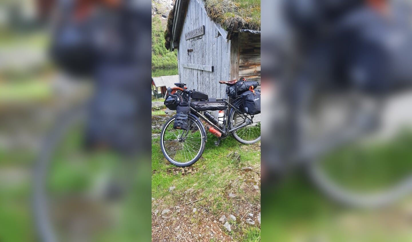 Reisfiets van Everhardt met bagage tegen hut onderweg. Eigen foto