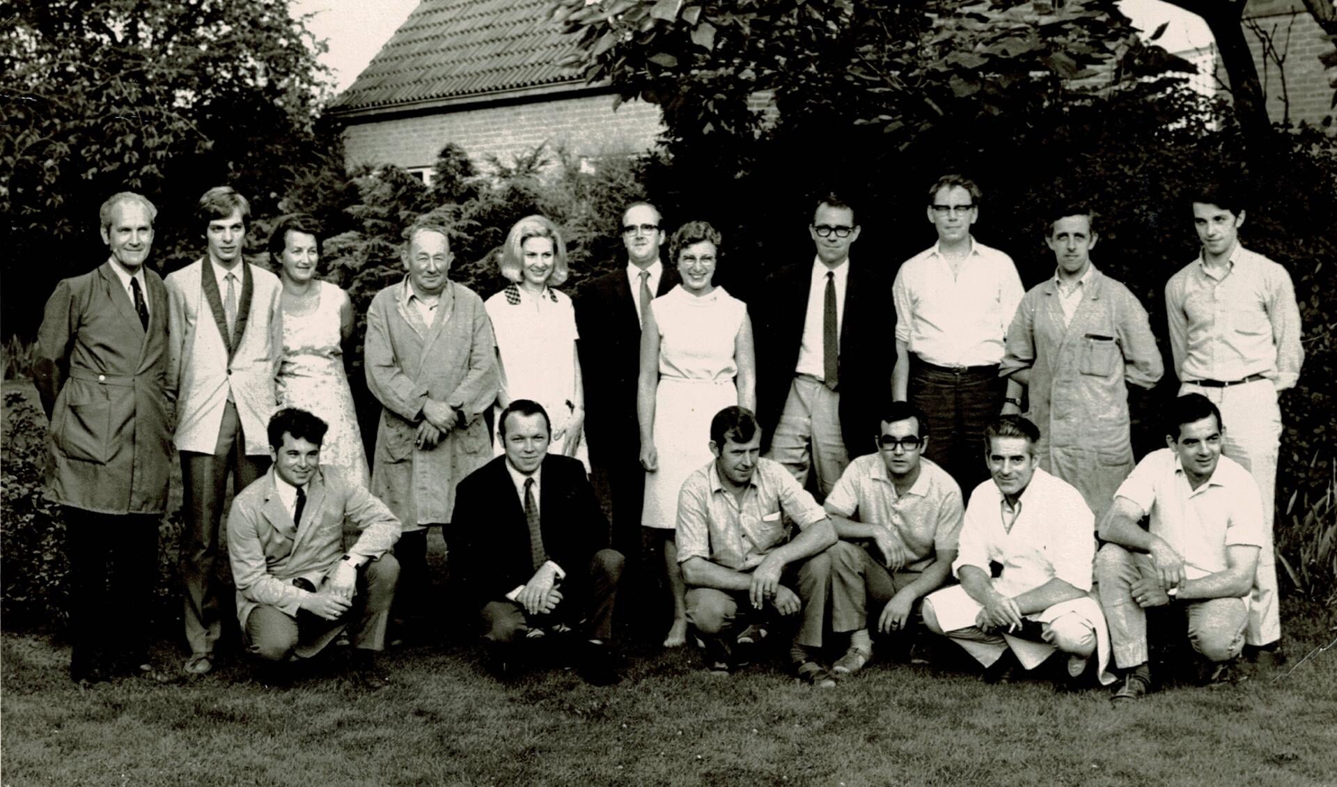 De winkeliers van de Spoorstraat gingen op de foto toen de Spoorstraatzegel werd geïntroduceerd. Foto: Aangeleverd