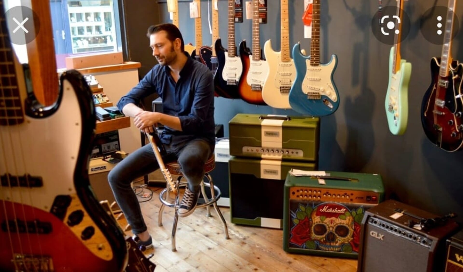 Vedran Mircetic in de winkel van Jasper Muziek in Winterswijk. Foto: Lisa Wellink/archief Achterhoek Nieuws