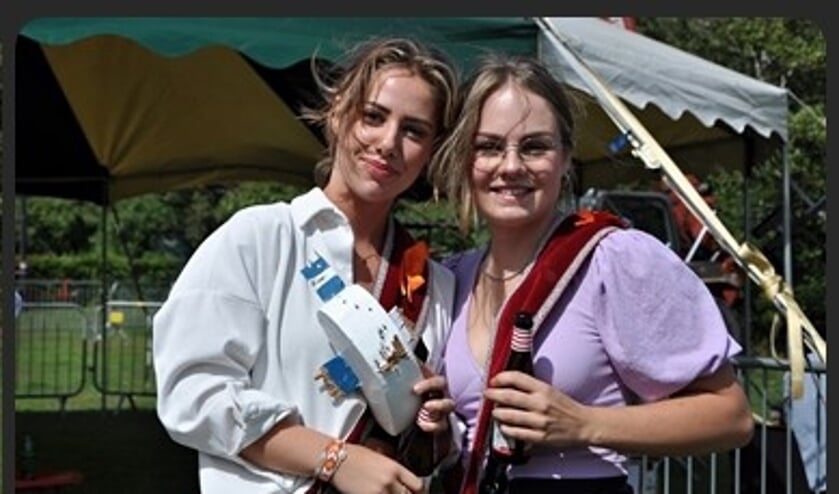Jeugdkoningin Dinette van Eerden (links) met hofdame Juliët van Eerden. Foto: PR