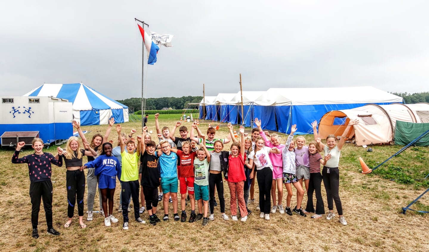 Het Hengelose CJV organiseert deze maand drie kampen voor verschillende leeftijdsgroepen in het buitengebied tussen Ruurlo en Barchem. Op de foto een aantal van de deelnemers aan het B-kamp voor kinderen tussen de 10 en 12 jaar oud. Foto: Luuk Stam
