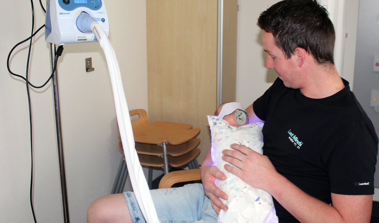 Tijdens de fototherapie met de BiliCocoon kan het kindje gewoon worden opgetild, geknuffeld en gevoed. Foto: PR SKB