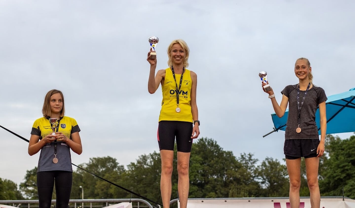 Podium bij de Dames 5 kilometerwedstrijd, GUV Walfortloop. Foto: Tim Mengerink