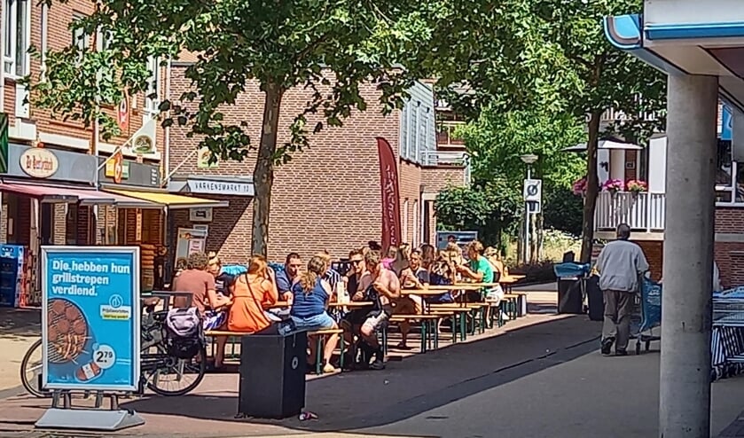 Bezoekers van de Zwarte Cross genieten van een ontbijtje op de Varkensmarkt in Lichtenvoorde. De Albert Heijn heeft speciaal hiervoor tafels en banken neergezet.