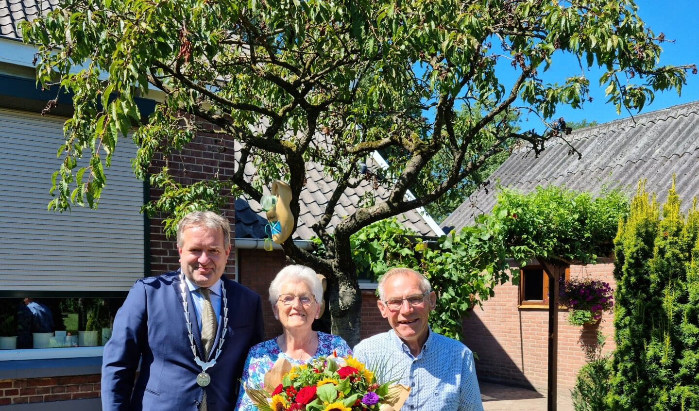 Bruidspaar Veltkamp-Voortman met wethouder Arjan van Gijssel. Foto: Rob Weeber