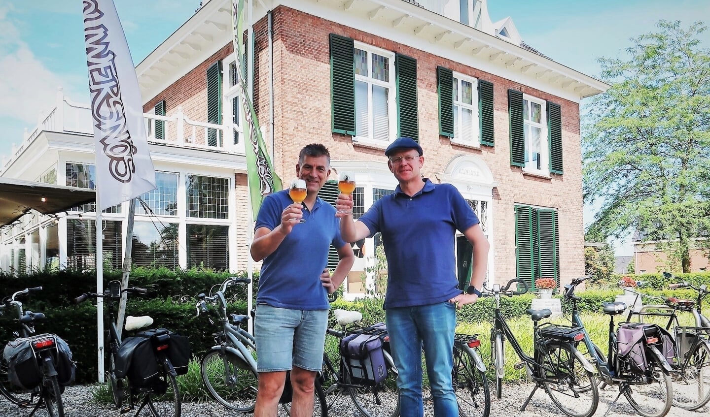 Harrie Hoitink (links) en Rob Porskamp (rechts), staande voor Brouwersnös in Groenlo. Foto: Theo Huijskes