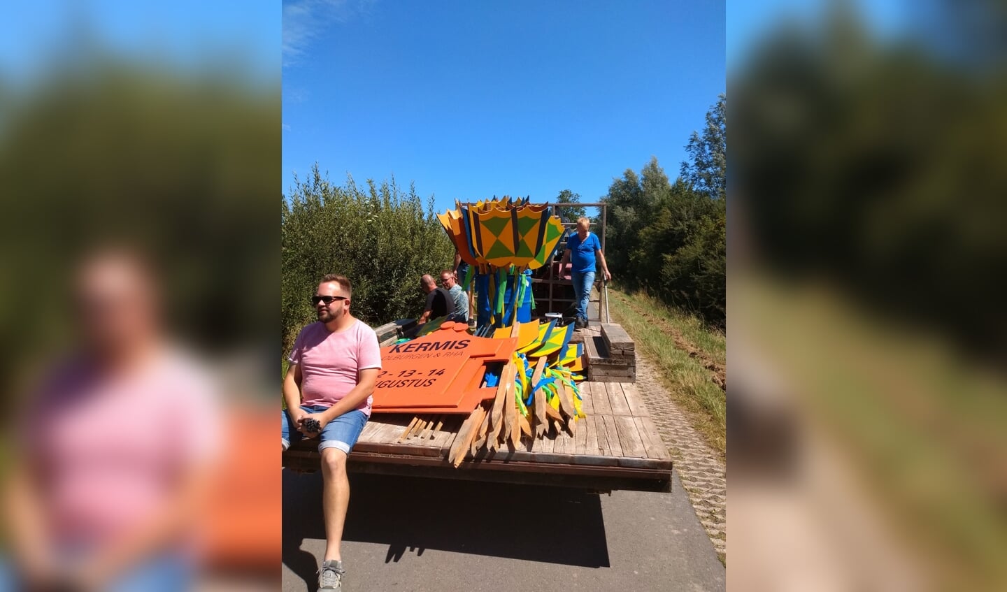 De leden van de Oranjestichting hebben zich in het zweet gewerkt om alle feestbordjes weer een plekje te geven in Olburgen en Rha. Foto: Thea Lebbink