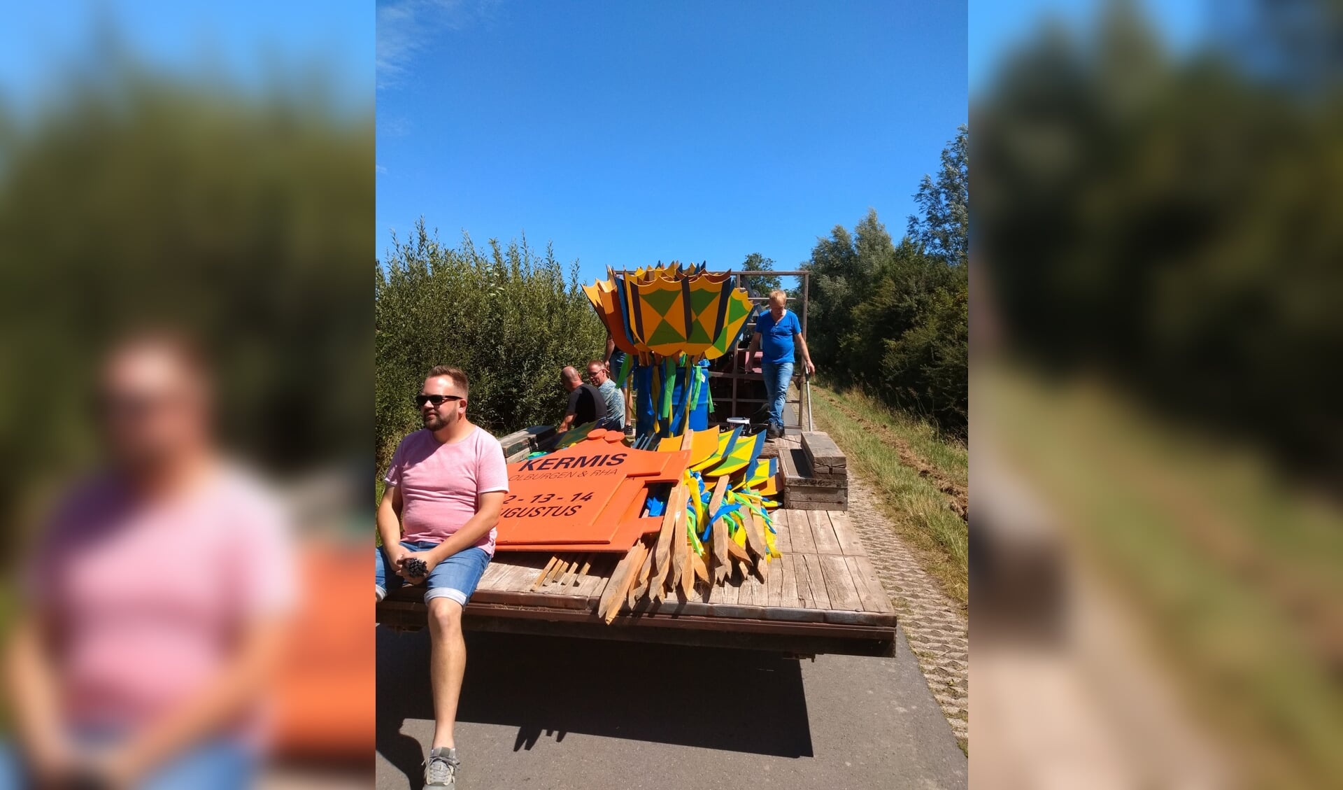De leden van de Oranjestichting hebben zich in het zweet gewerkt om alle feestbordjes weer een plekje te geven in Olburgen en Rha. Foto: Thea Lebbink