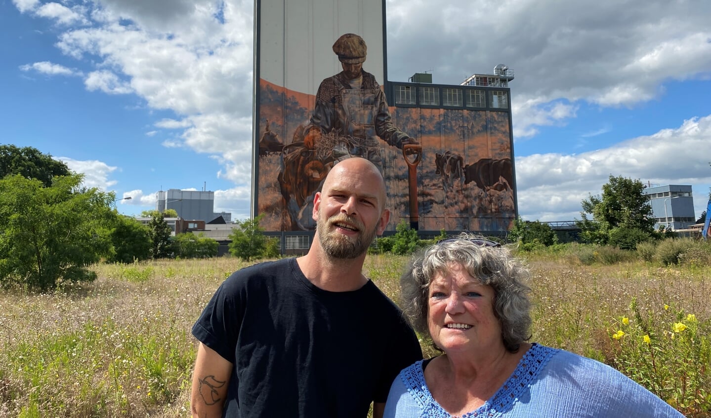 Kunstenaar Miel Krutzmann met Karin Dekema, die de het kunstwerk op de Lochemse silo nomineerde. Foto: Achterhoek Toerisme