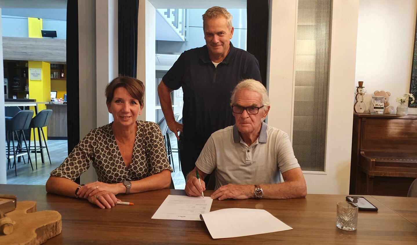 Vlnr: Stephanie de Vries, Alex Evenhuis en Hans Tops bij de ondertekening van het nieuwe contract. Foto: PR De Mattelier