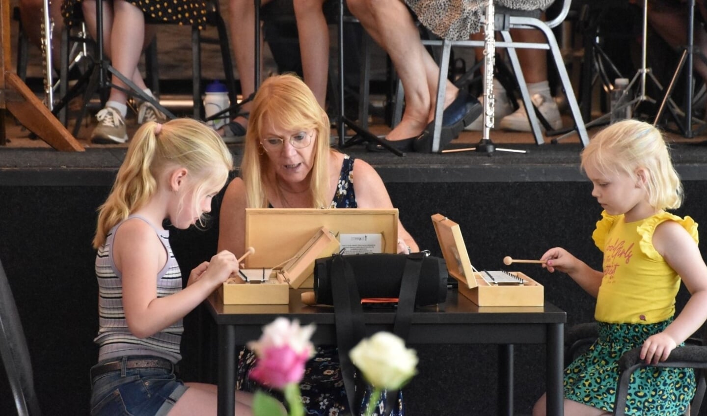 Beginnende leerlingen spelen onder leiding van juf Gerdien al snel een deuntje mee op een klokkenspel. Foto: Karin Romeijnders