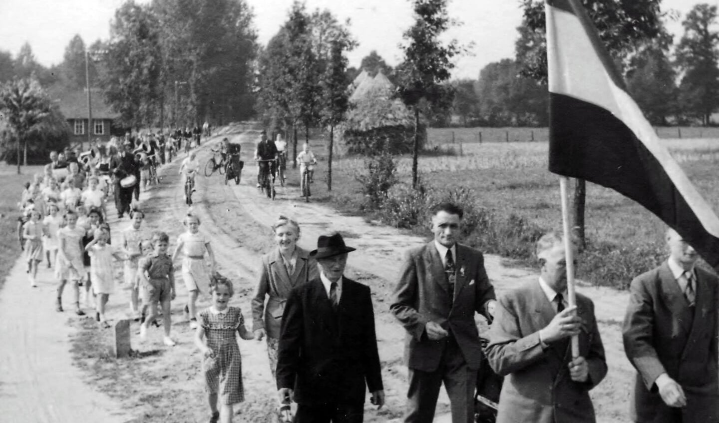 Optocht op de Romienendiek, jaren vijftig. Derde van rechts is voorzitter Jan Stronks. Foto: PR