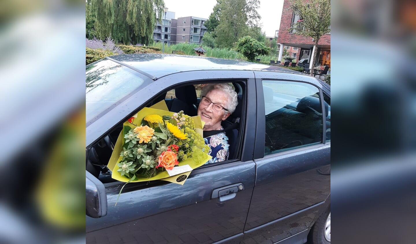 Grada Willekes stapte met een mooie bos bloemen in haar auto, na haar afscheid bij het Andriessenhuis. Foto: PR