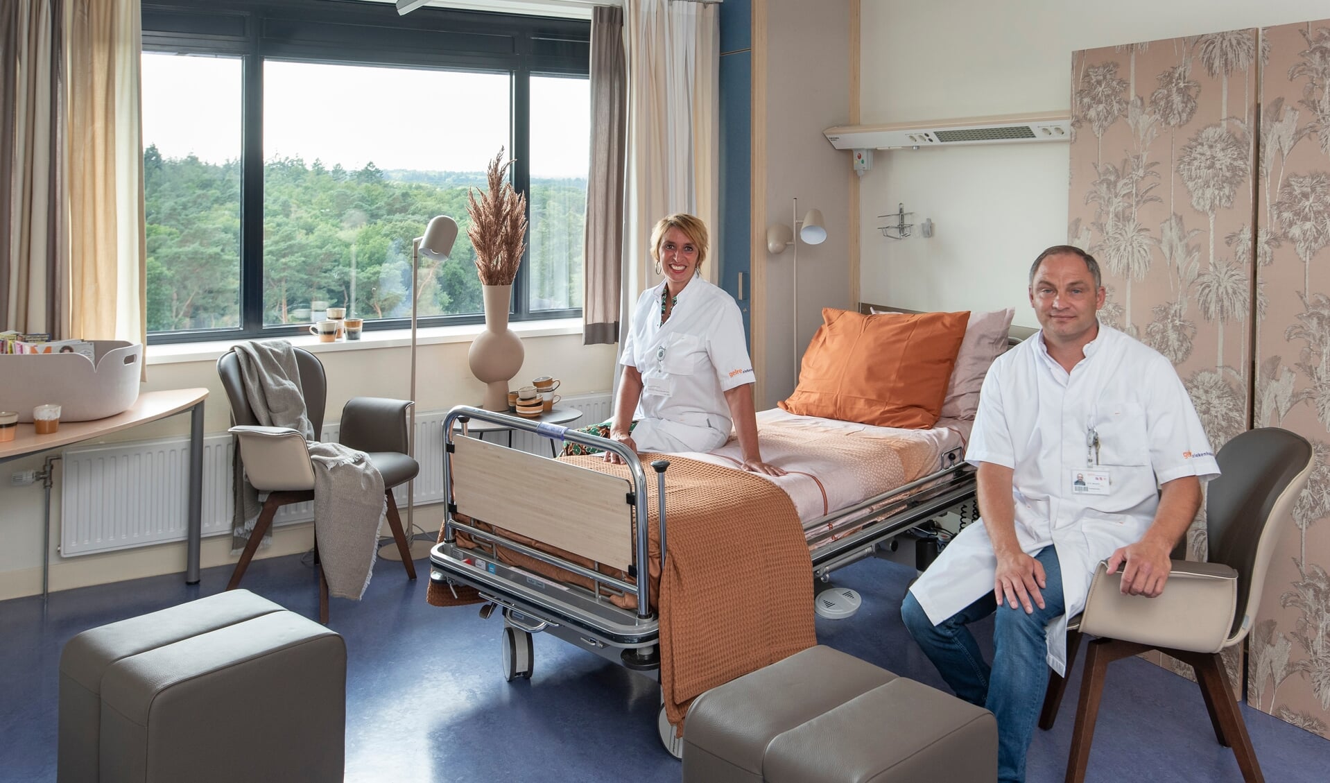 Verpleegkundige palliatieve zorg in ingerichte mobiele hospice kamer in Gelre ziekenhuizen. Bron: Medische Fotografie Gelre ziekenhuizen
