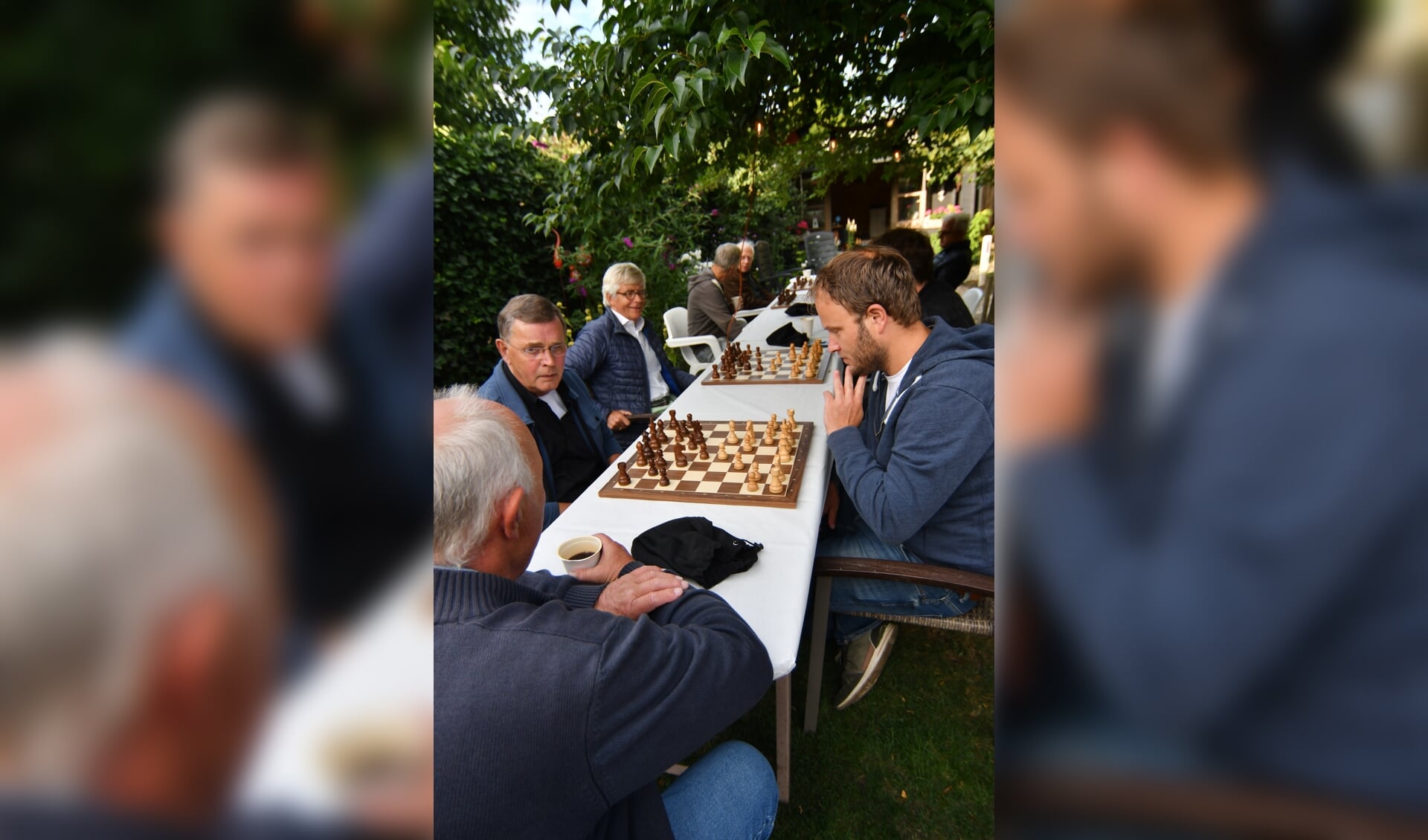 De Ruurlose Schaakvrienden hielden een schaakavond bij een van hen in de tuin. Foto: PR