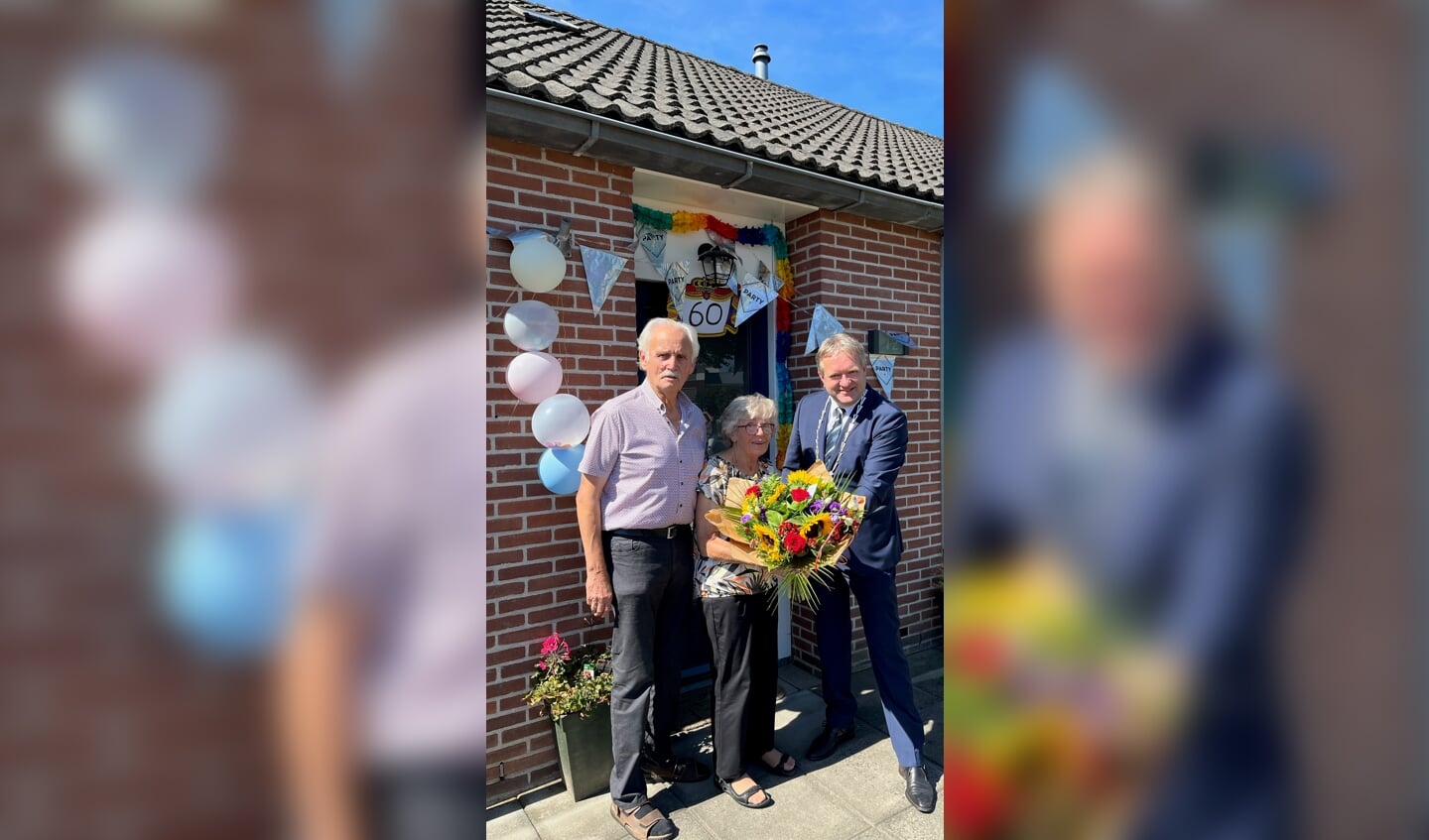 Arie en Gerrie Bonnink ontvingen van wethouder Arjen van Gijssel namens de gemeente Berkelland een prachtig boeket. Foto: PR