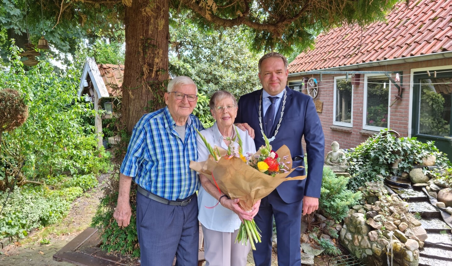 Bruidspaar Stellings-Te Nijenhuis met wethouder Arjen van Gijssel. Foto: Rob Weeber