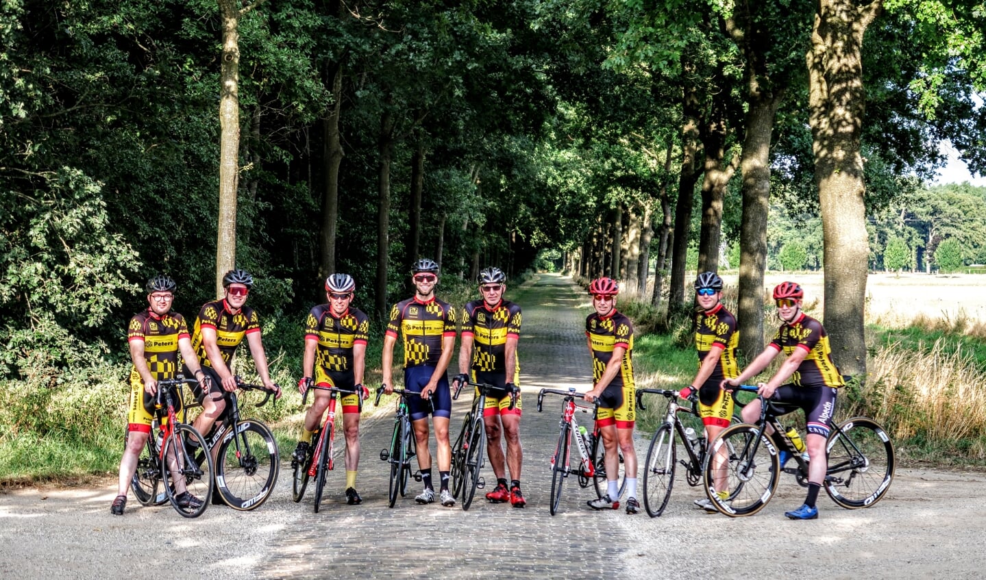 Leden van de organiserende RTV Vierakker-Wichmond op de Vrendenbargsedijk. In het midden Koen Jansen (vierde van links) en Rudi Peters. Foto: Luuk Stam