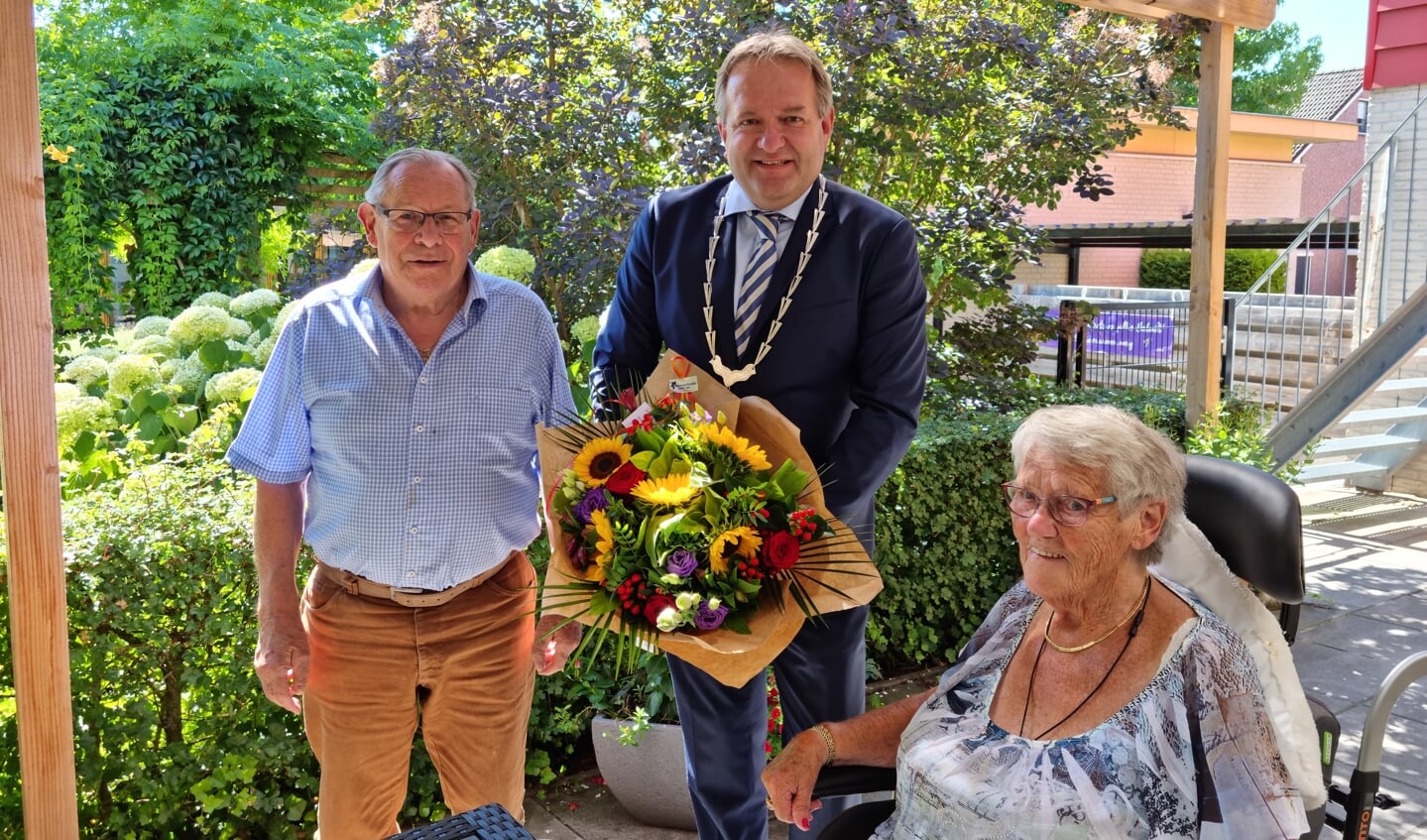 Bruidspaar Everink-Krooshof ontvangt bloemen van wethouder Arjen van Gijssel. Foto: Rob Weeber